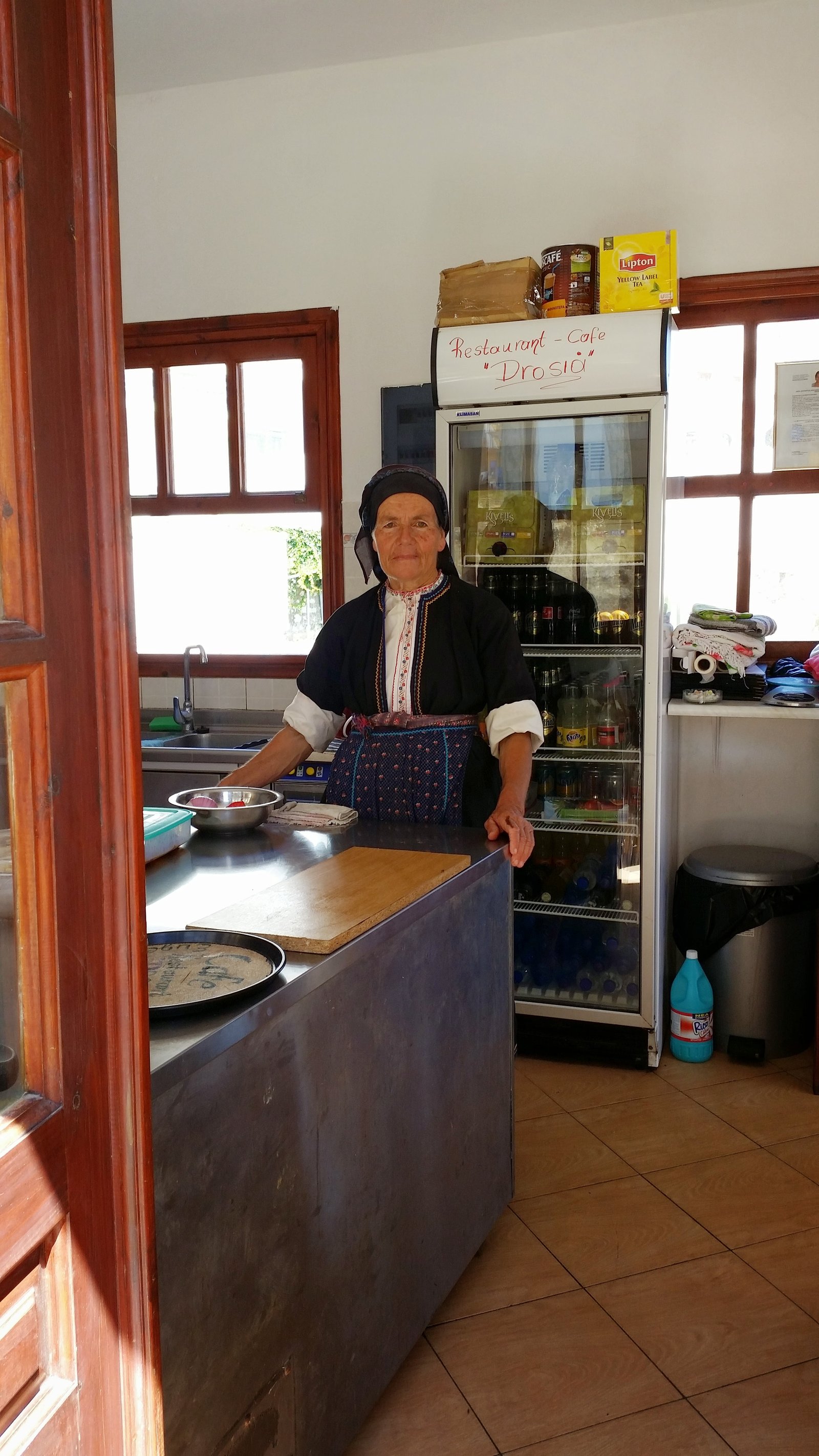 Gradini davanti alla chiesa del villaggio di Olympos, Karpathos