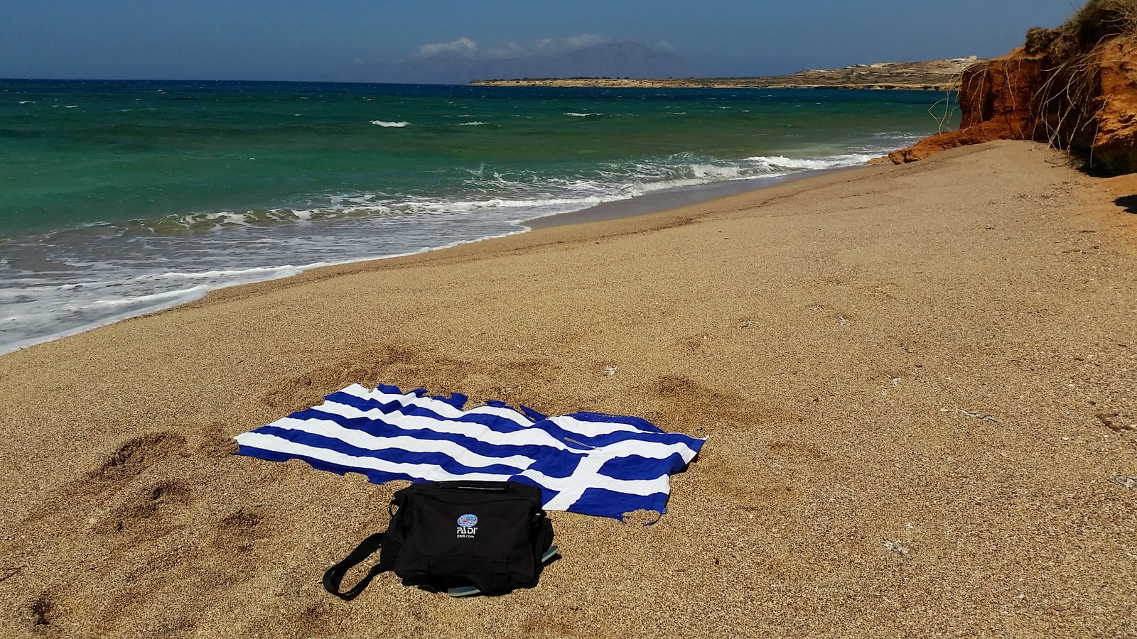Sasso dipinto con la scritta I Love Karpathos su una spiaggia dell'isola