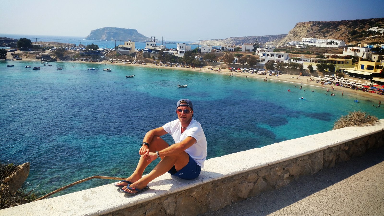 Baia con ombrelloni e acqua turchese sulla costa ovest di Karpathos