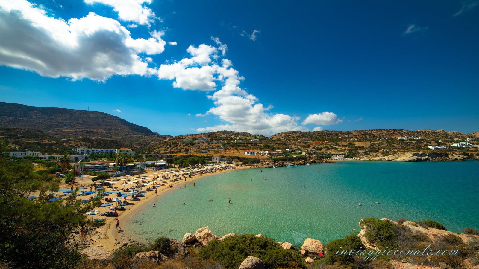 Snorkeling in acque basse e cristalline sopra un prato di posidonia vicino a Karpathos