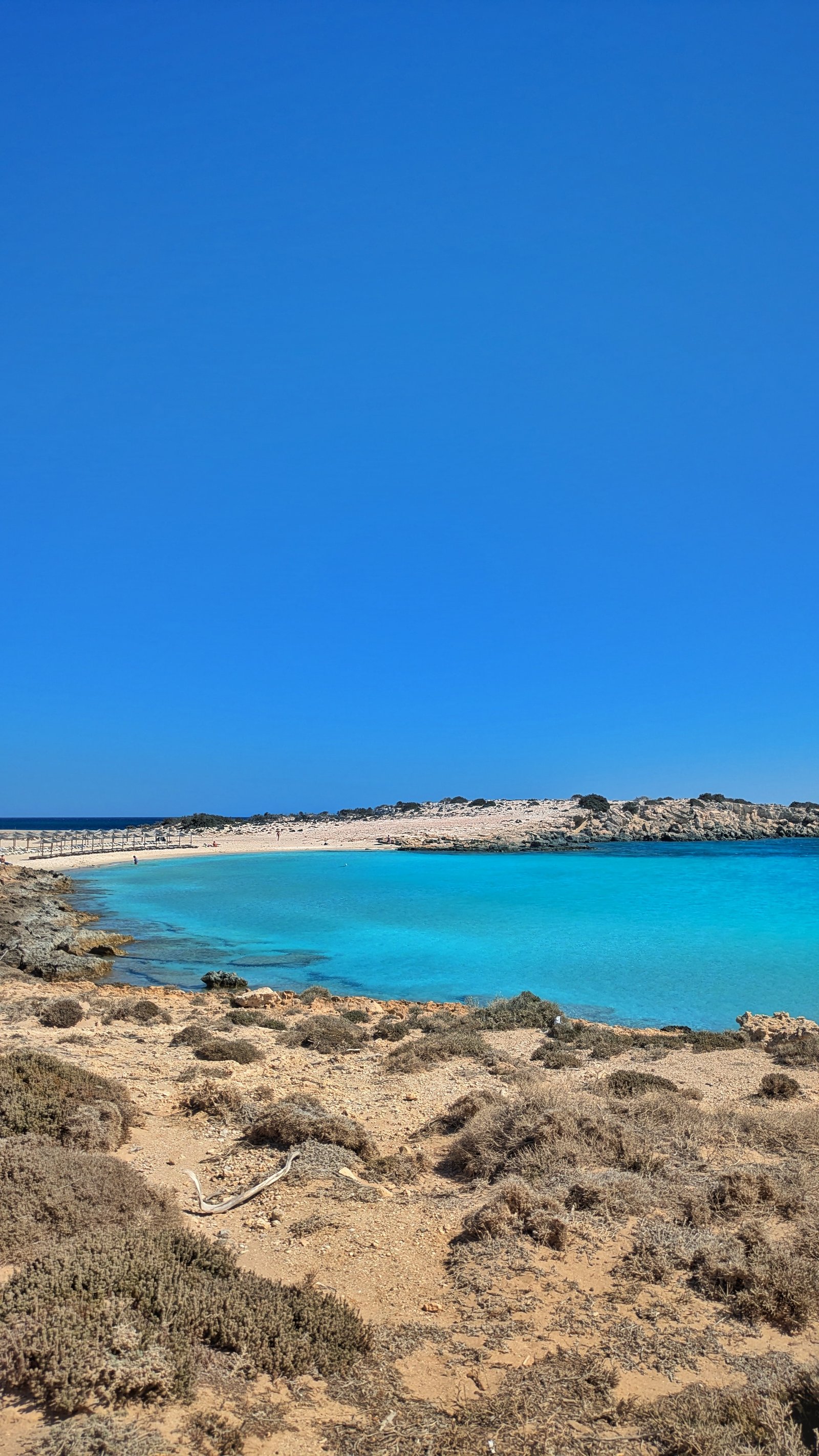 Acqua bassa e turchese su una spiaggia sabbiosa della costa sud di Karpathos