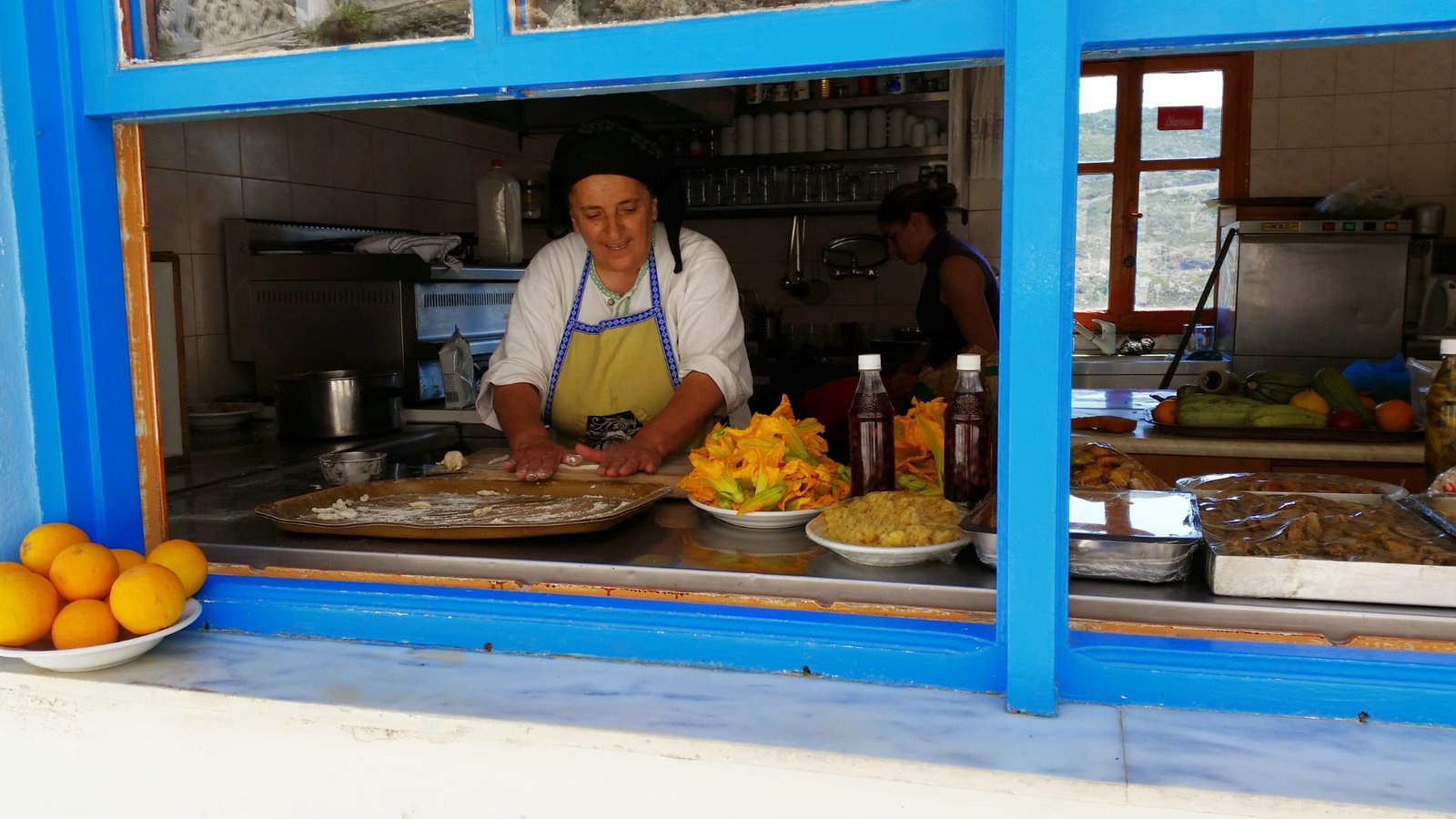 Donna prepara a mano le makarounes in una cucina di Karpathos