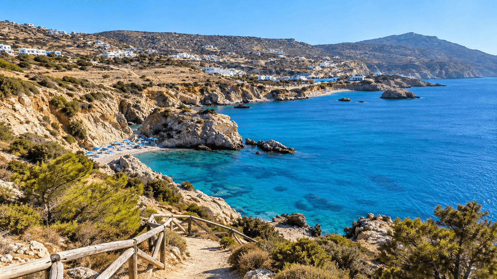 Piccola insenatura rocciosa vista dall'alto sulla costa est di Karpathos