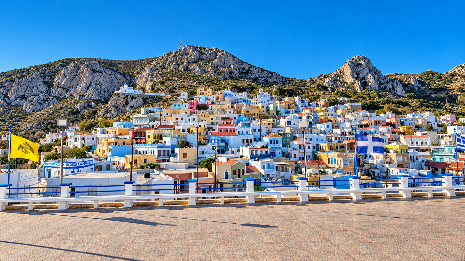 Porta blu su parete bianca in un vicolo di villaggio a Karpathos