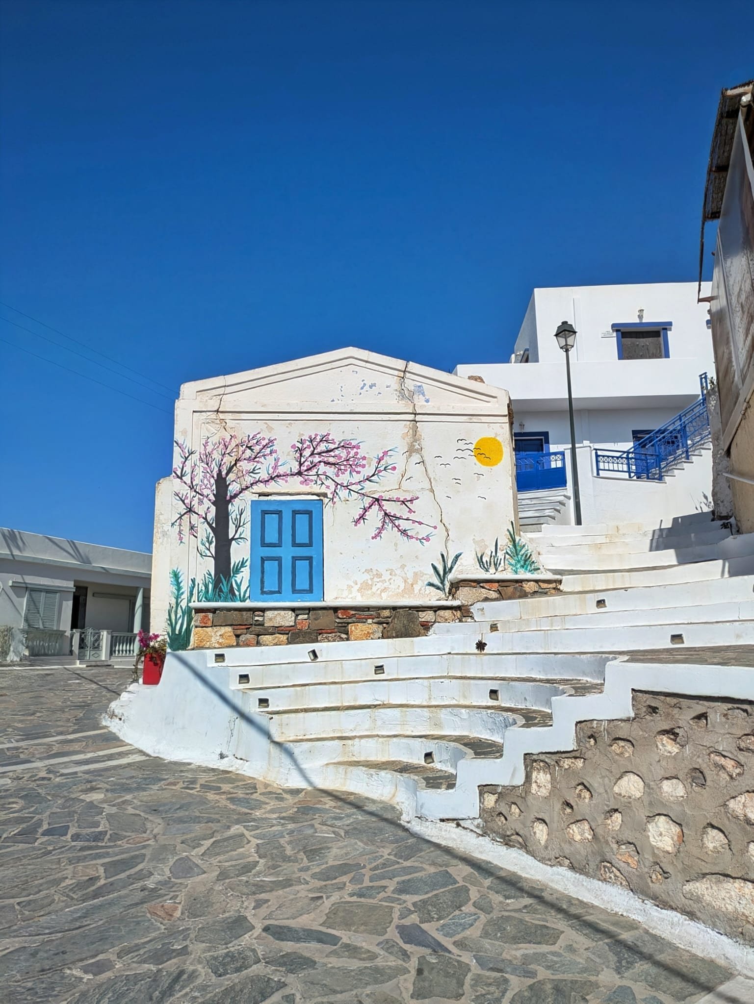 Vista panoramica su un villaggio di montagna di Karpathos circondato da uliveti