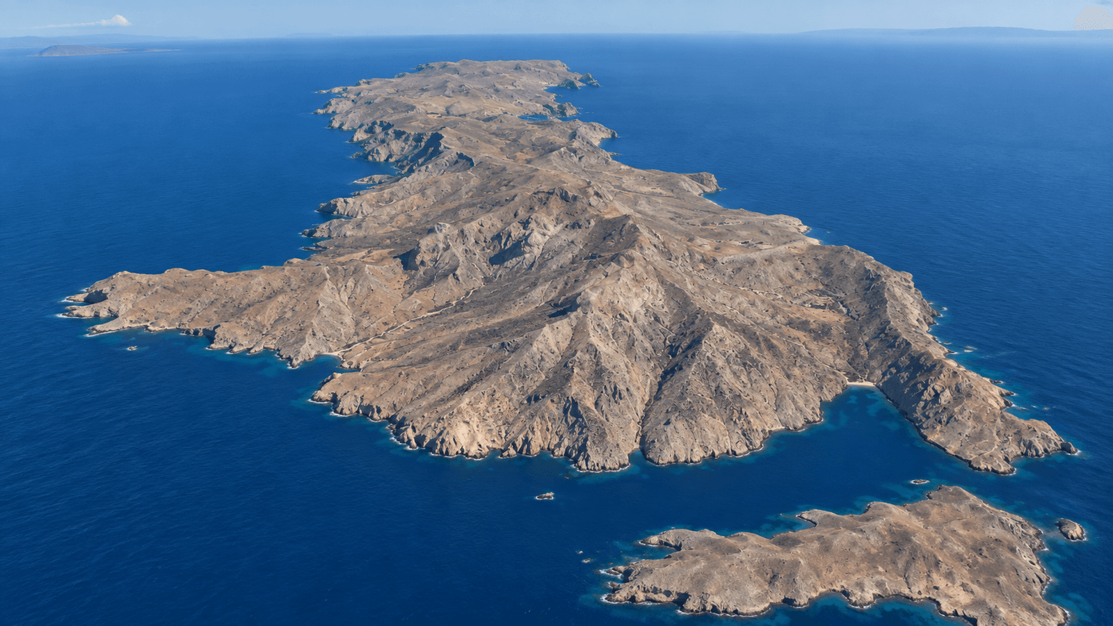 Vista aerea di un'insenatura rocciosa del mar Egeo vicino a Karpathos