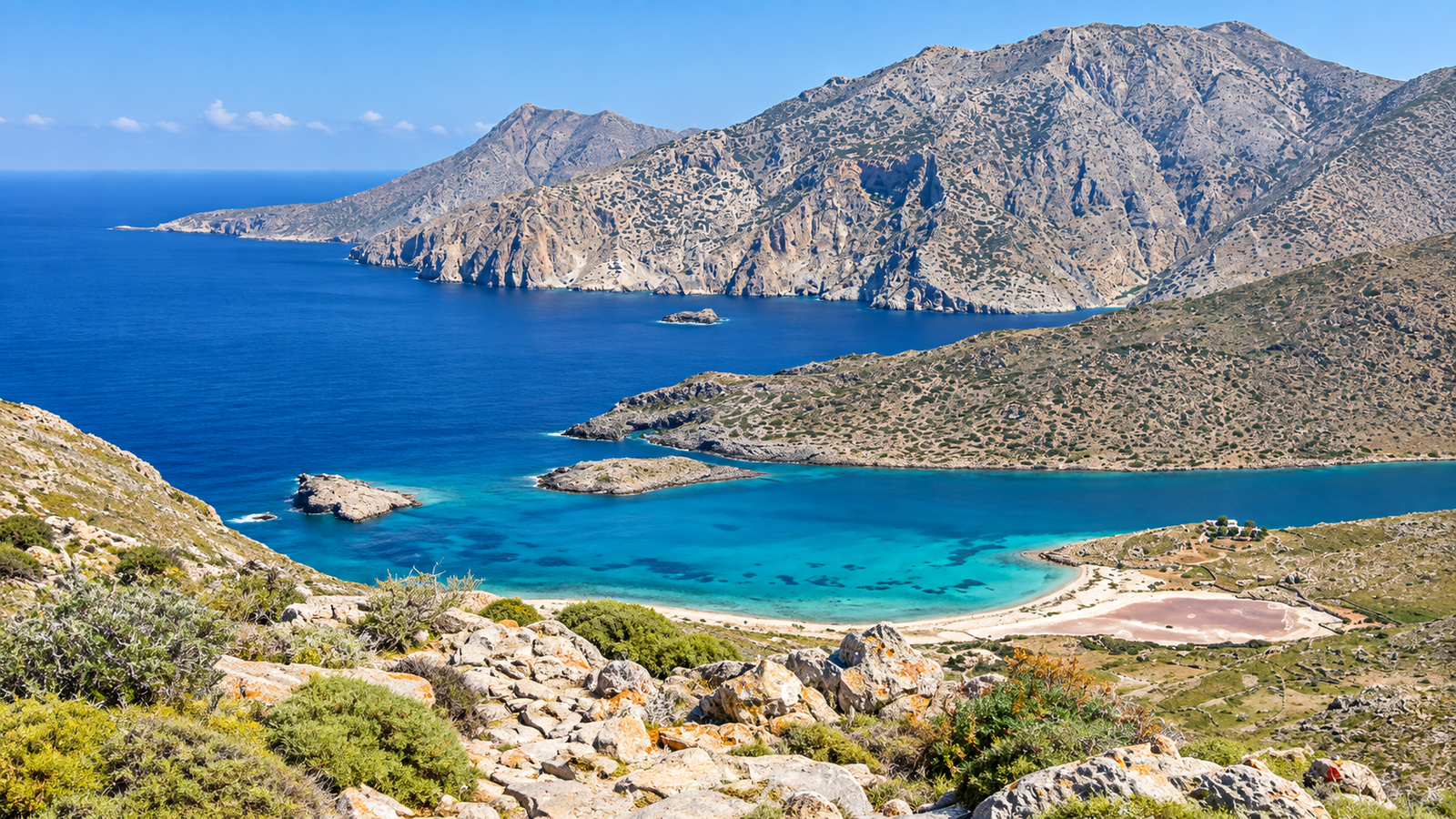 Sentiero costiero con un albero solitario sulla costa di Karpathos